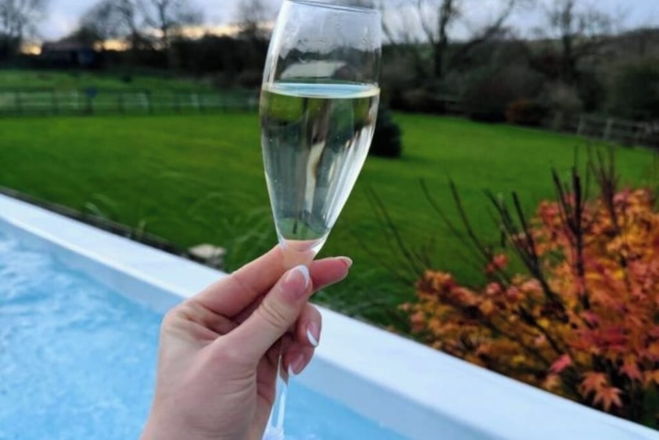 Luxury Countryside Cottage with Pool & Hot Tub – Sleeps 6–10 in East Yorkshire House in England
