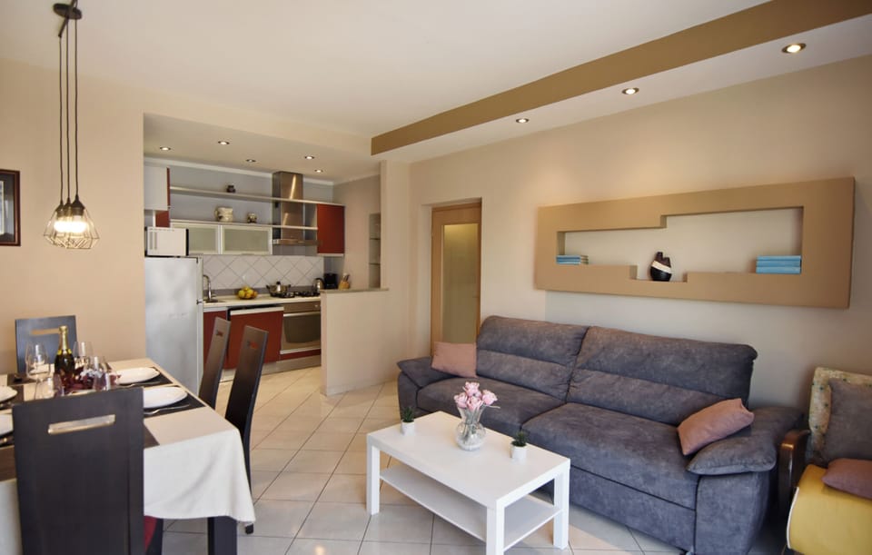 Apartment, 2 Bedrooms, Patio, Garden View | Living room