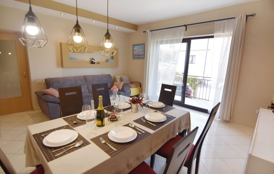 Apartment, 2 Bedrooms, Patio, Garden View | Dining room