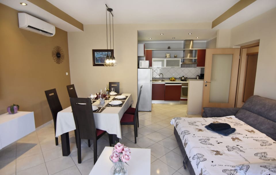 Apartment, 2 Bedrooms, Patio, Garden View | Living room