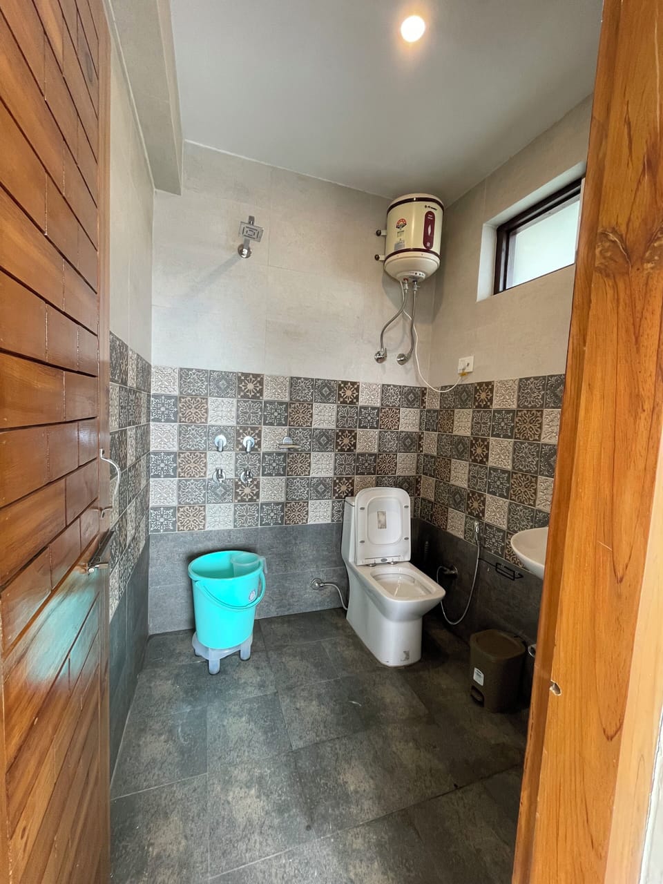 Deluxe Room, Balcony, Valley View | Bathroom | Shower, towels, soap, shampoo