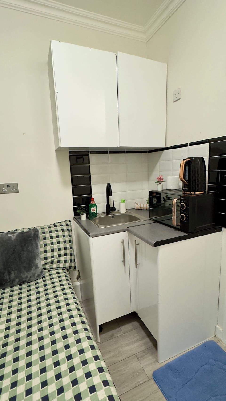 Comfort Studio Suite | Private kitchen | Mini-fridge, microwave, stovetop, cookware/dishes/utensils