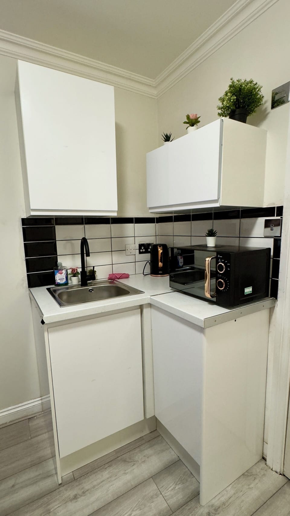 Comfort Studio Suite | Private kitchen | Mini-fridge, microwave, stovetop, cookware/dishes/utensils