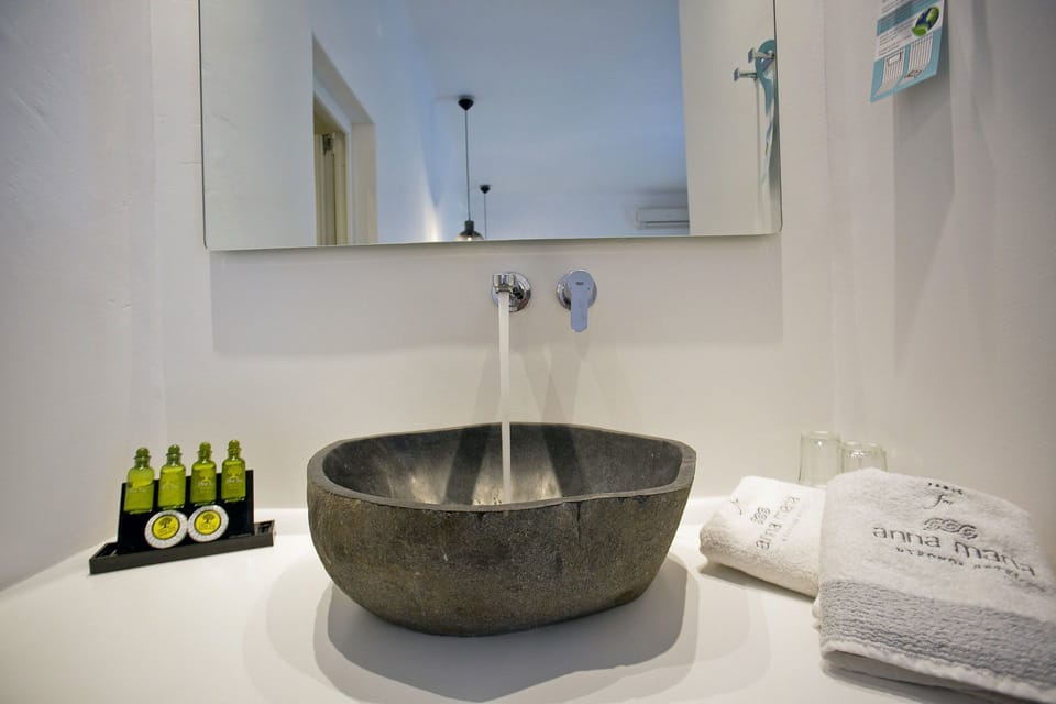 Shower, rainfall showerhead, free toiletries, hair dryer