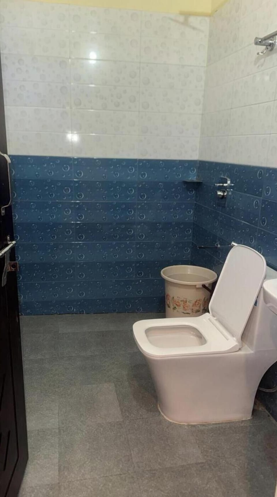 Deluxe Room, Mountain View | Bathroom | Shower, free toiletries, towels, soap