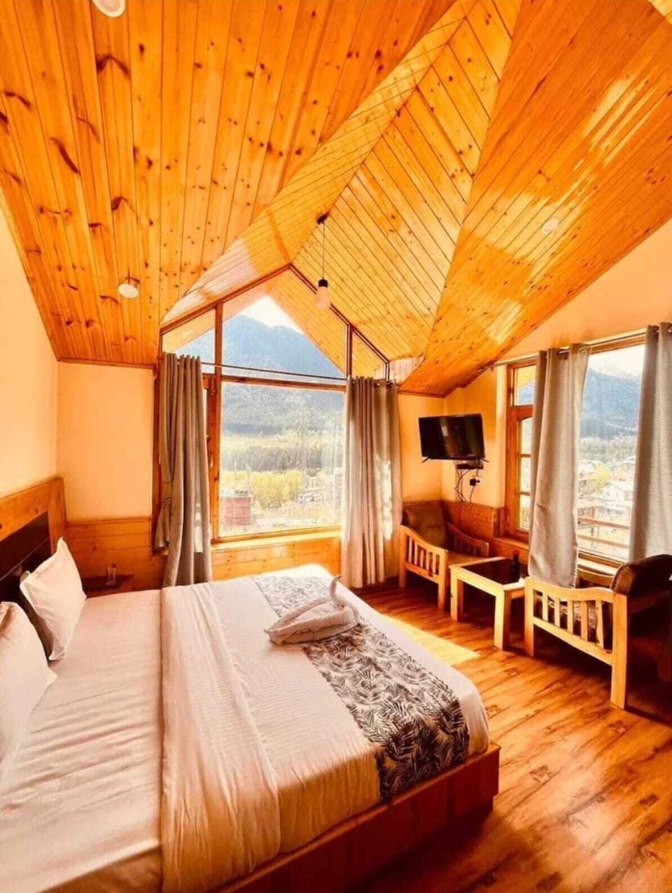 Deluxe Room | Iron/ironing board, free WiFi