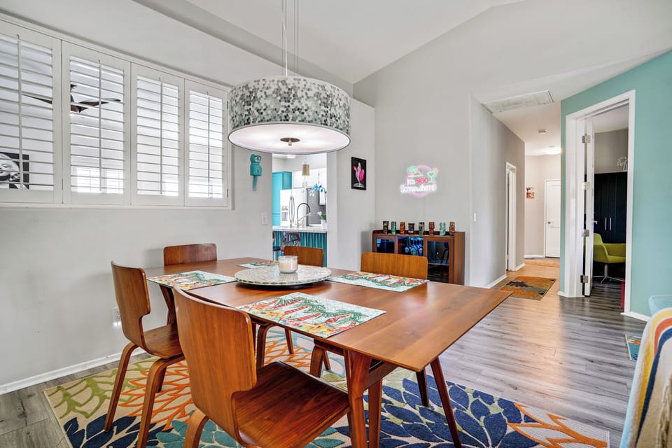 Dining area for 6 with retro lighting & open layout