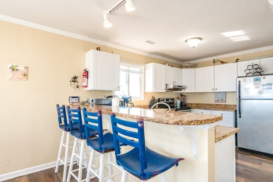 Kitchen with Eat-In Seating