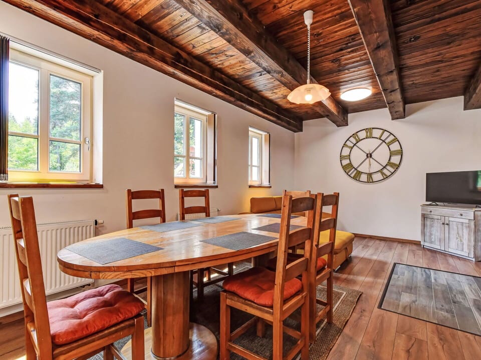 Wall, Flooring, Interior Design, Wood, Floor, Ceiling, Wood Flooring, Furniture, Hardwood, Light Fixture