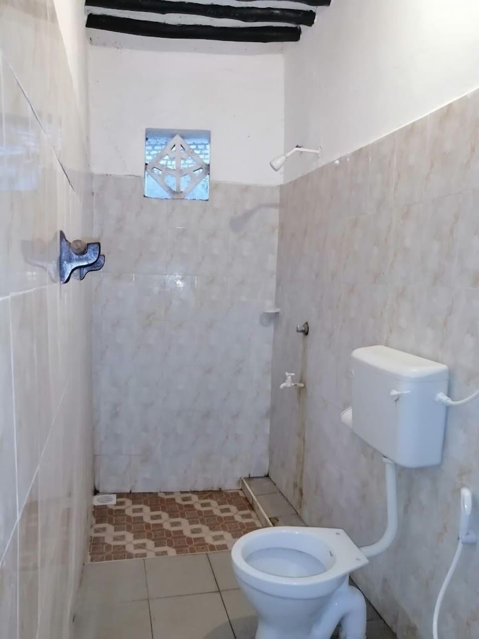 Deluxe Double Room | Bathroom | Shower, slippers, towels, soap