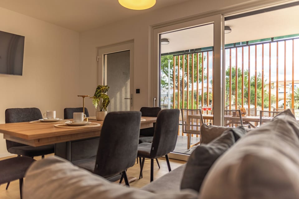 Basic House, Partial Sea View | In-room dining