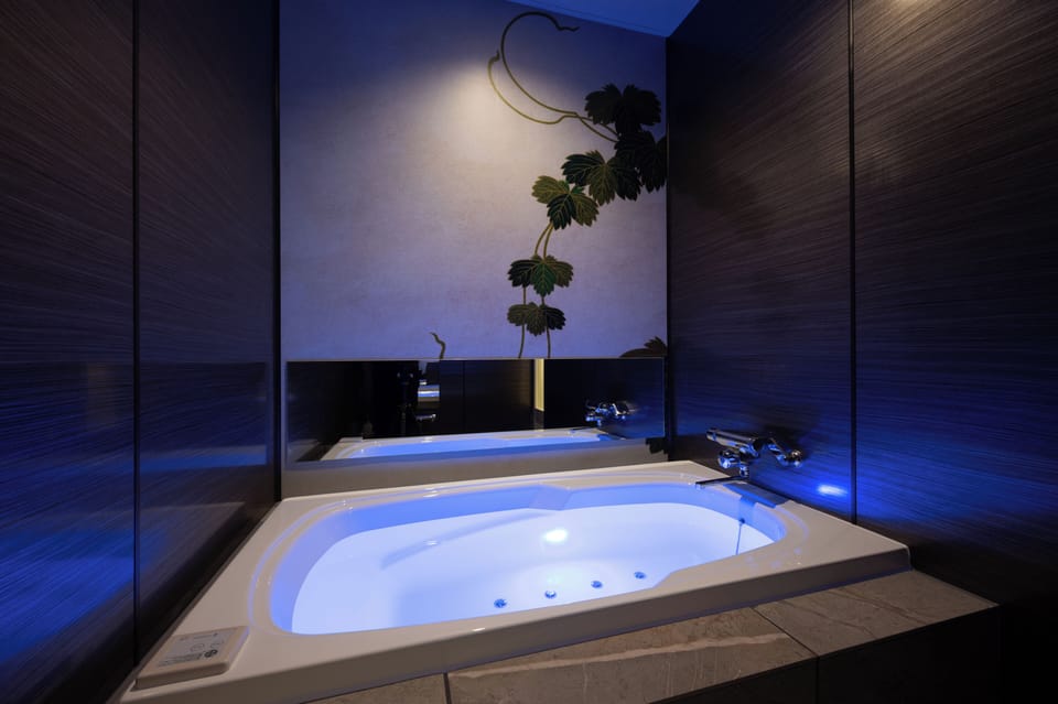 Luxury Double Room | Bathroom | Separate tub and shower, free toiletries, hair dryer, towels