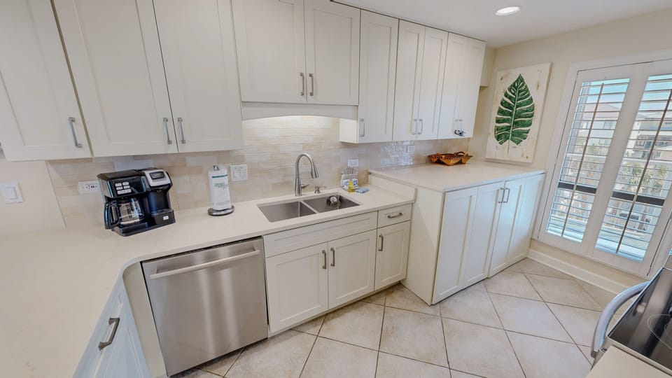 Condo, 3 Bedrooms | Private kitchen | Coffee/tea maker, fridge, oven, toaster