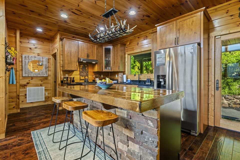 Cabin, 3 Bedrooms | Private kitchen | Fridge, oven, coffee/tea maker, toaster