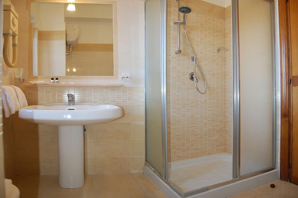 Double Room, Accessible | Bathroom | Shower, free toiletries, hair dryer, slippers