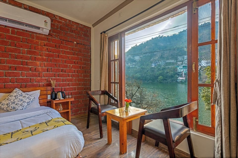 Deluxe Double Room, Lake View | Free WiFi