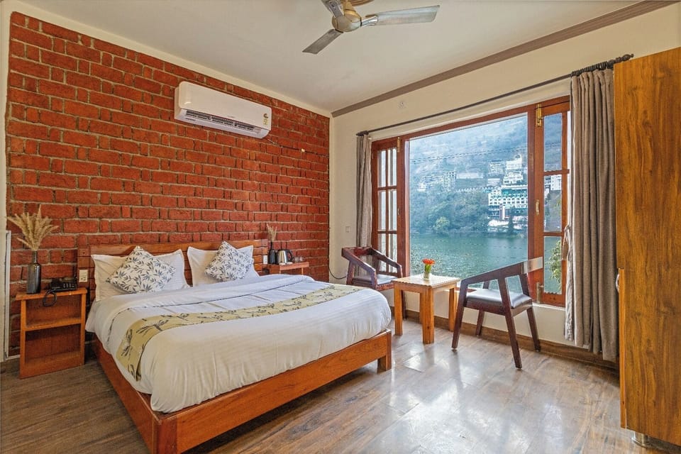 Deluxe Double Room, Lake View | Free WiFi