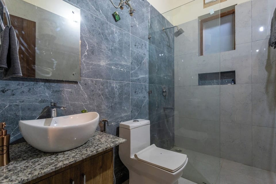 Superior Double Room, Lake View | Bathroom | Shower, towels, soap, shampoo