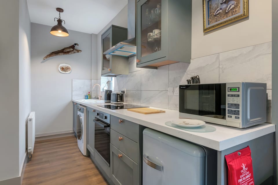 Cottage, 1 Bedroom, Non Smoking | Private kitchen | Oven, toaster, cleaning supplies, freezer