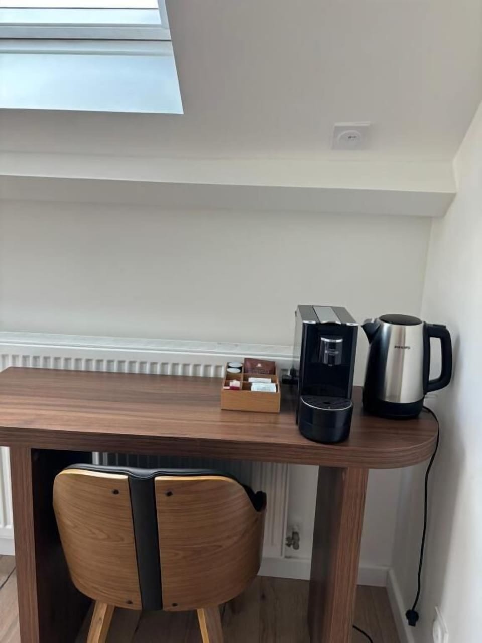 Desk, laptop workspace, free WiFi