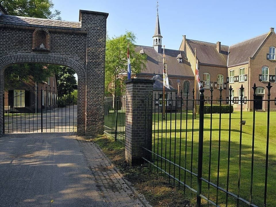Enjoy an easy arrival with welcoming grounds and clear entrance.