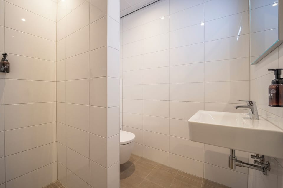Start your day smoothly with a bright, minimal vanity.