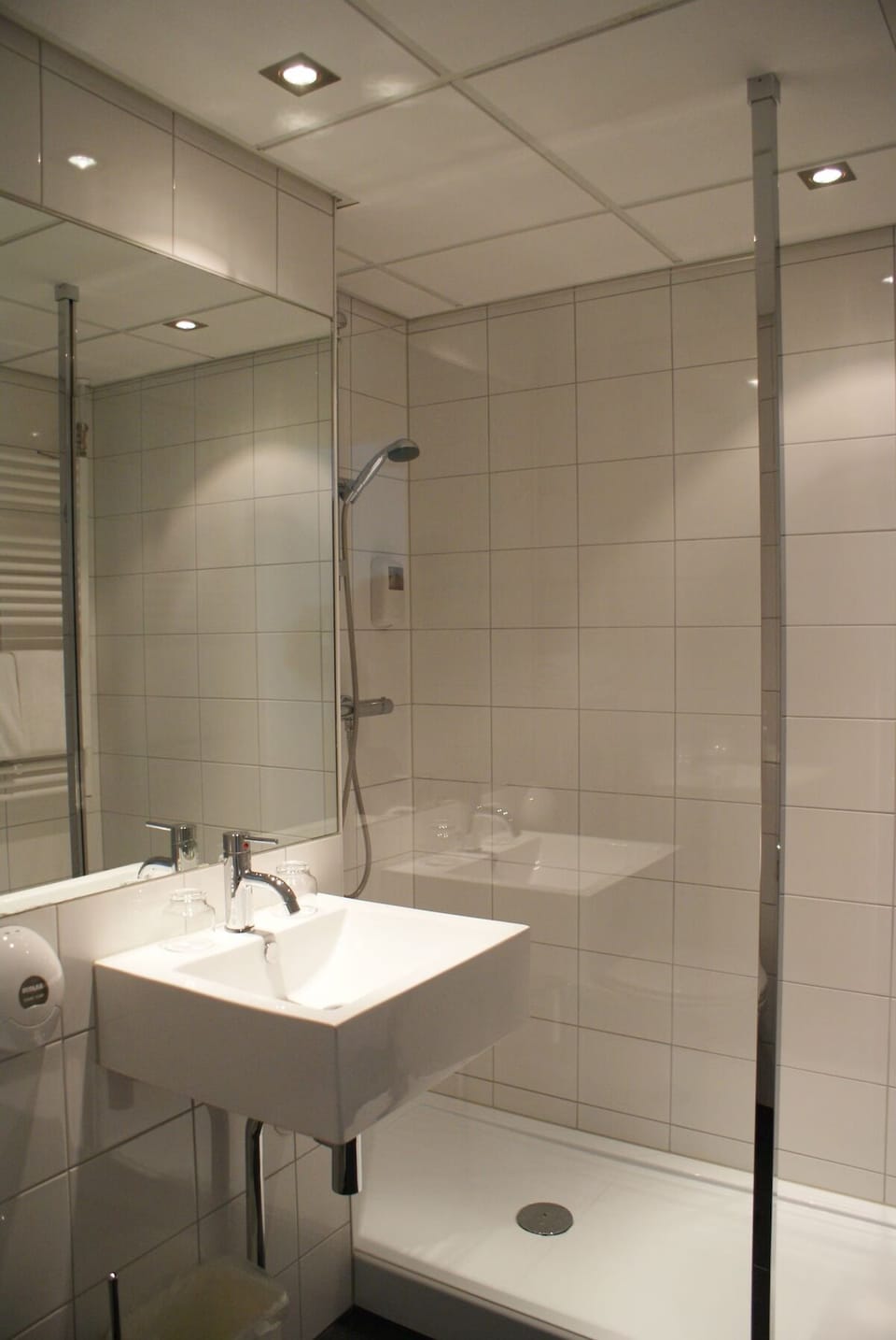 Enjoy a clean, tiled bath space for effortless routines.