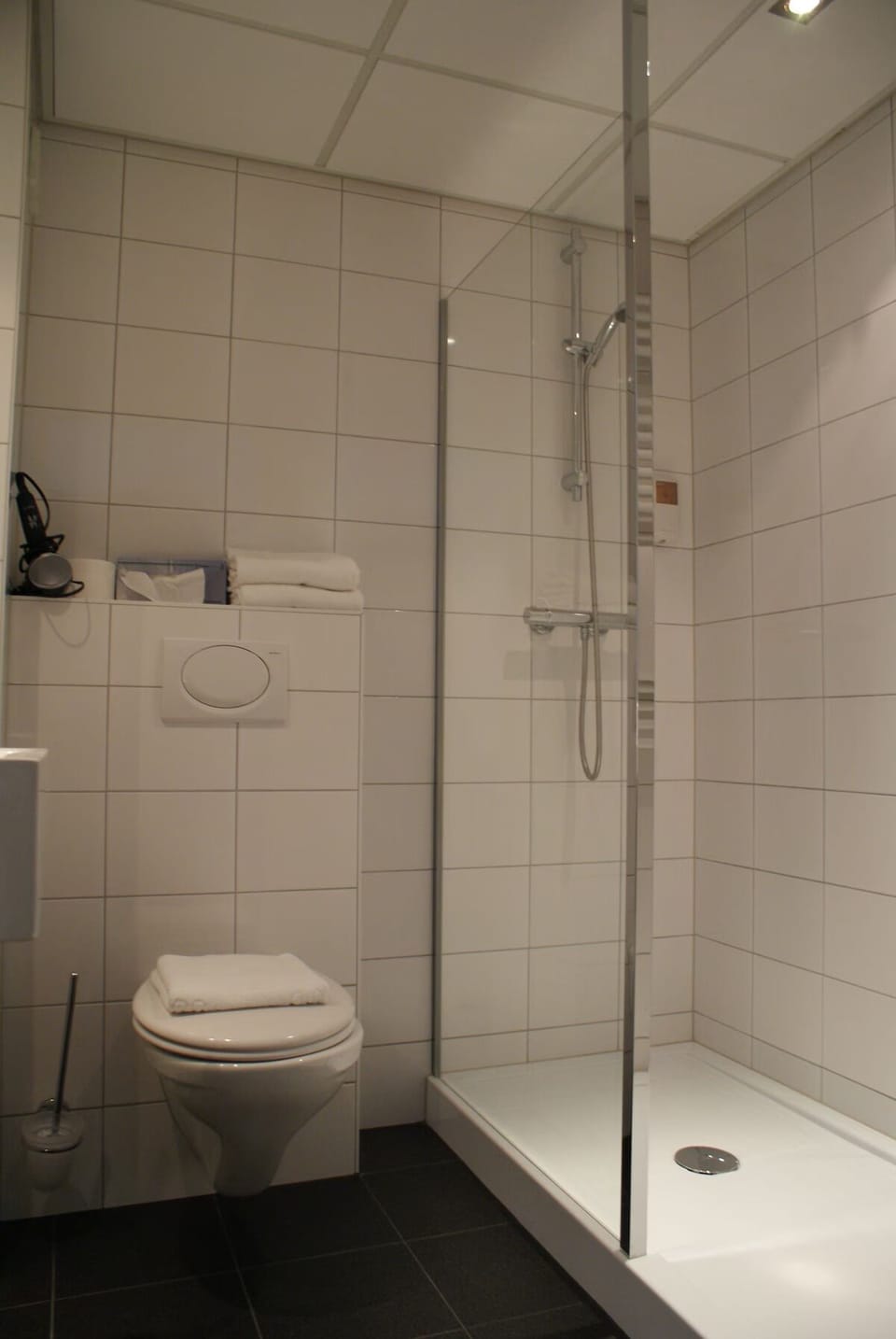 Rinse off comfortably in a simple, easy-access shower.