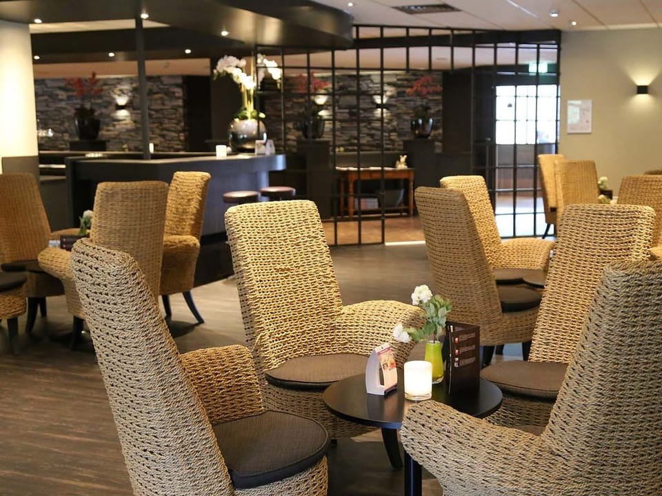 Settle in with friends for relaxed pre-dinner conversation.