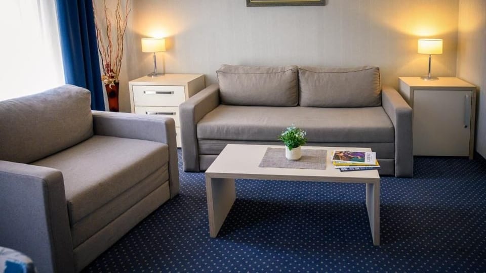 Suite, 1 Bedroom, City View | Living room