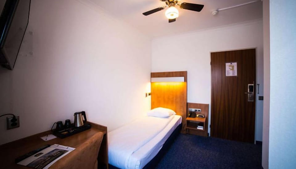 Unit with single bed