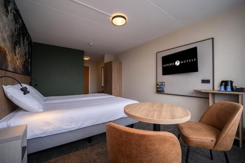Unit with 2 Twin beds. Exact unit will be assigned upon arrival. Views, colors, and decor may vary.