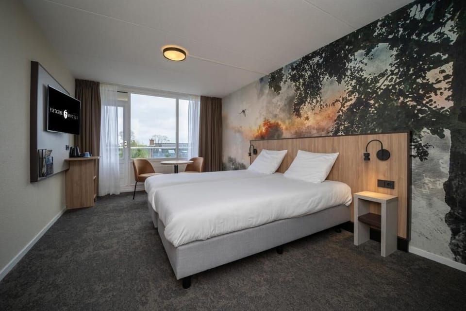Unit with 2 Twin beds. Exact unit will be assigned upon arrival. Views, colors, and decor may vary.