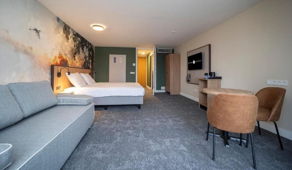 Unit with 2 Twin beds. Exact unit will be assigned upon arrival. Views, colors, and decor may vary.