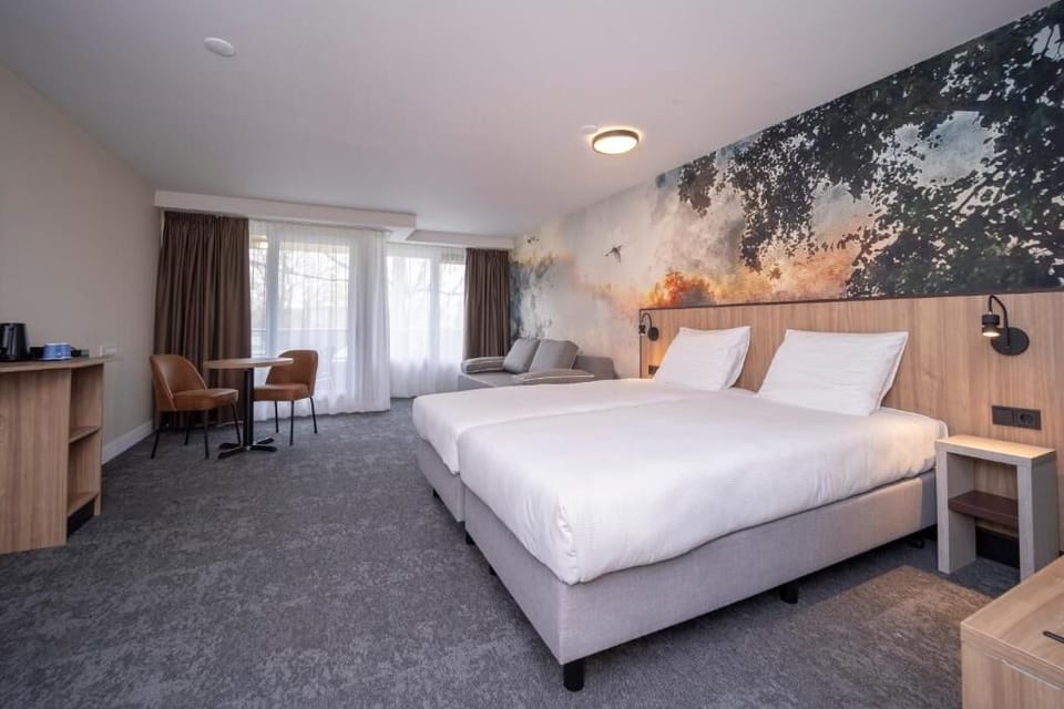 Unit with 2 Twin beds. Exact unit will be assigned upon arrival. Views, colors, and decor may vary.