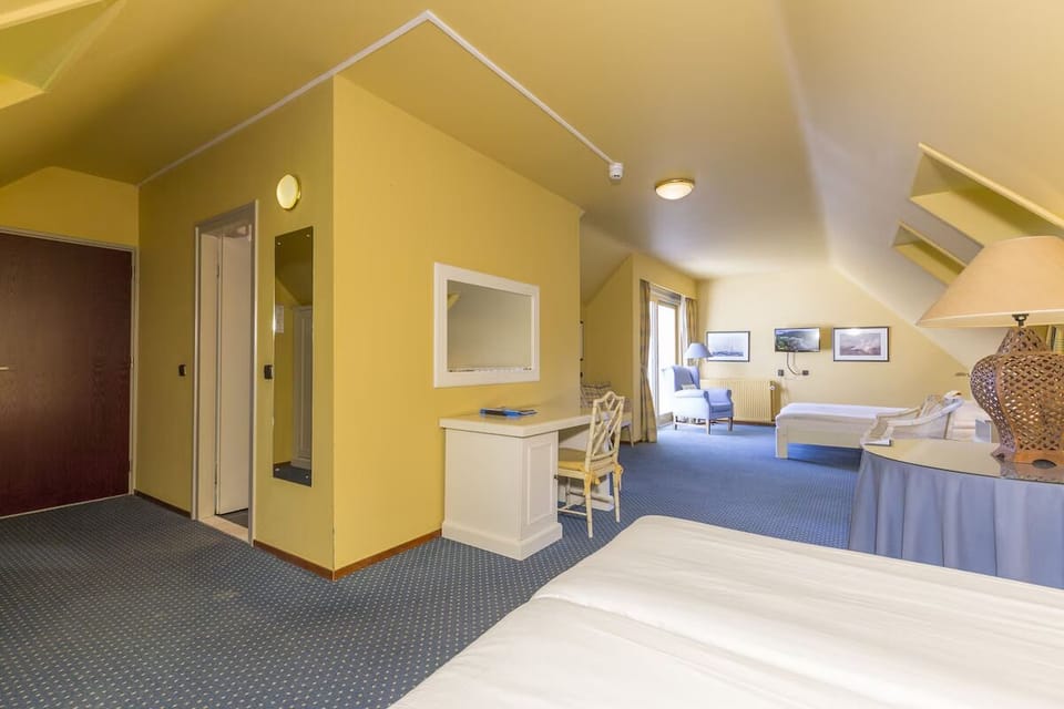 Unit with 2 Single beds. Exact unit will be assigned upon arrival. Views, colors, and decor may vary.