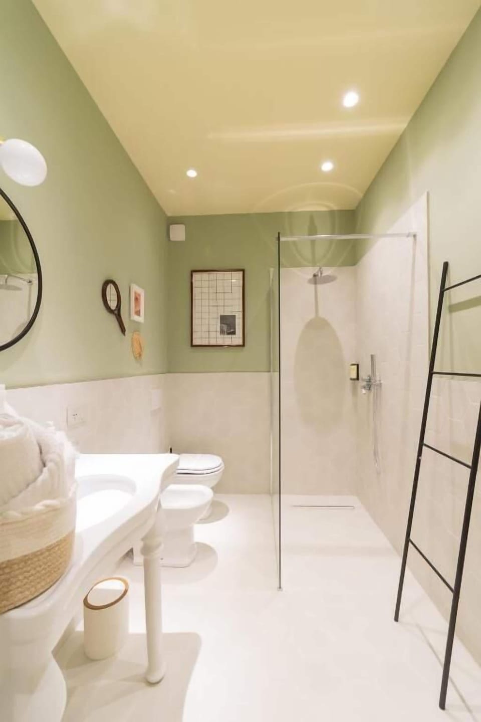 Shower, free toiletries, hair dryer, bidet