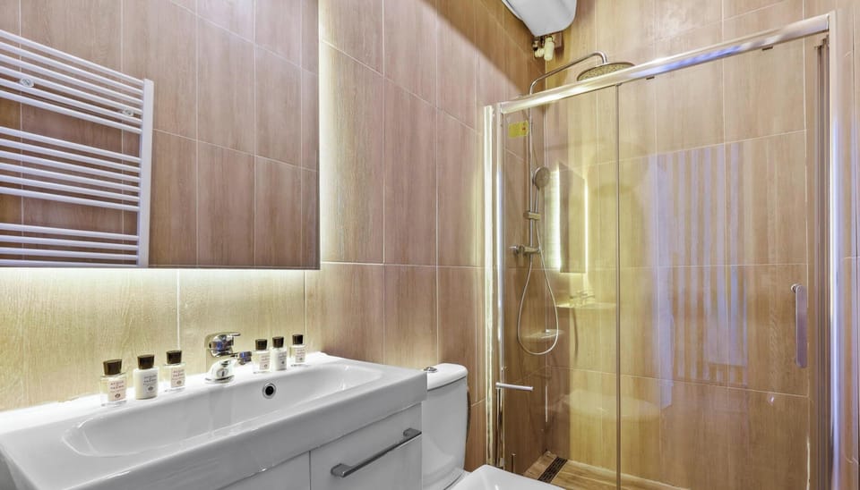 Salle de bain moderne avec douche à l'italienne