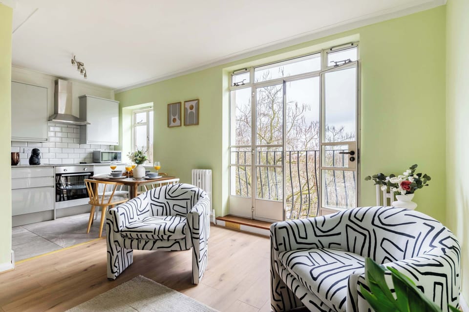 City Apartment, 1 Double Bed with Sofa bed, Non Smoking, Park View | Living area | 40-inch Smart TV with satellite channels