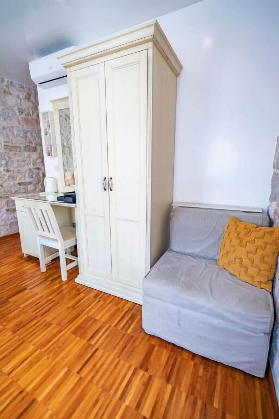 Deluxe Double or Twin Room, City View | Living area | TV