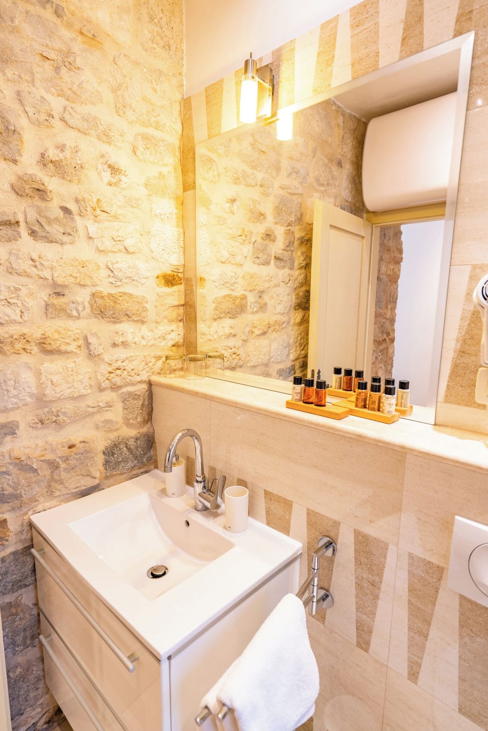 Deluxe Double or Twin Room, City View | Bathroom