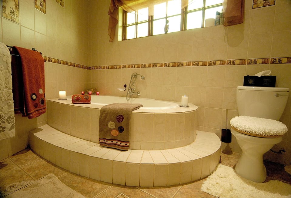 Luxury Suite | Bathroom | Free toiletries, hair dryer, towels