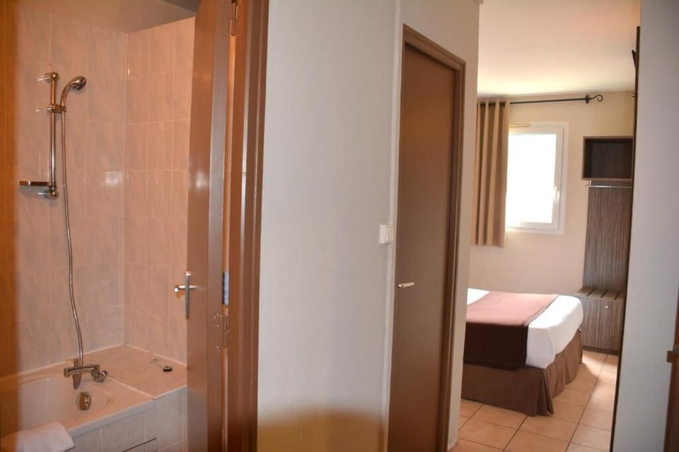 Superior Quadruple Room | Bathroom