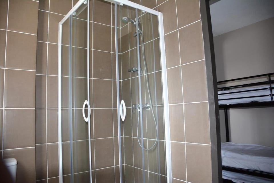Superior Quadruple Room | Bathroom