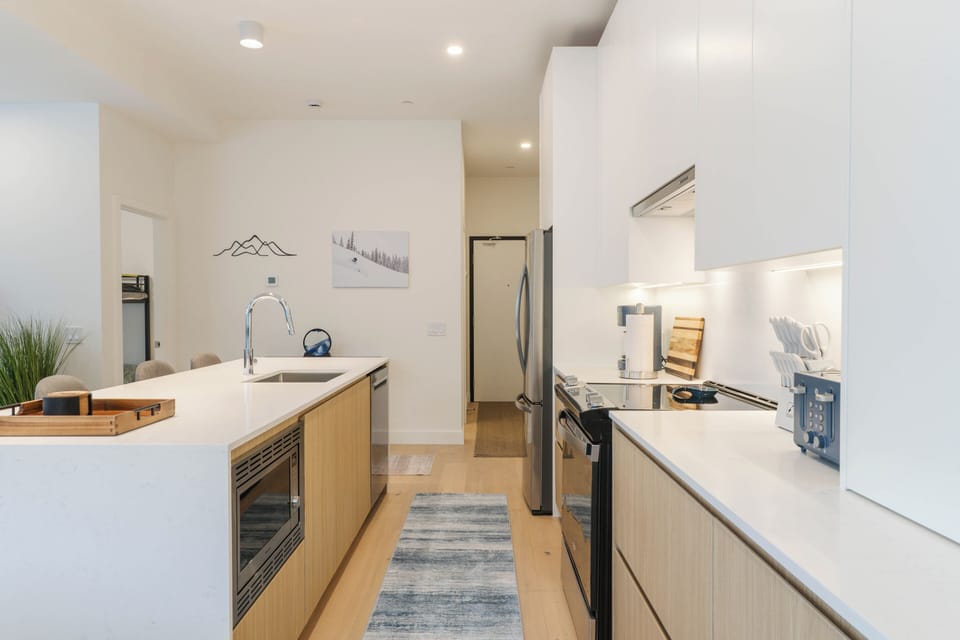 Deluxe Condo, Mountain View | Private kitchen | Full-size fridge, microwave, oven, stovetop