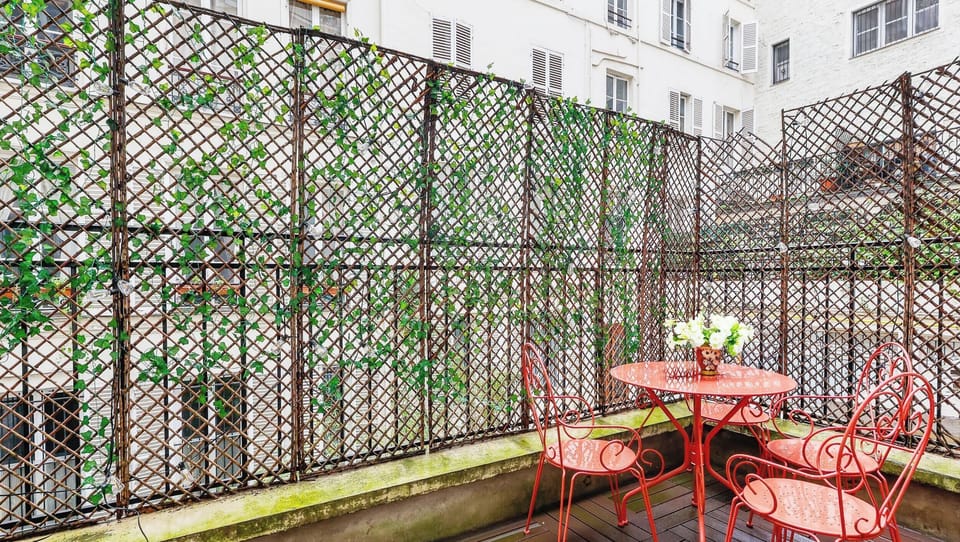 Terrasse privative avec table extérieure.