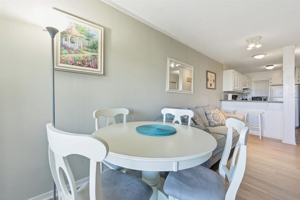 Spacious Dining Area for 4