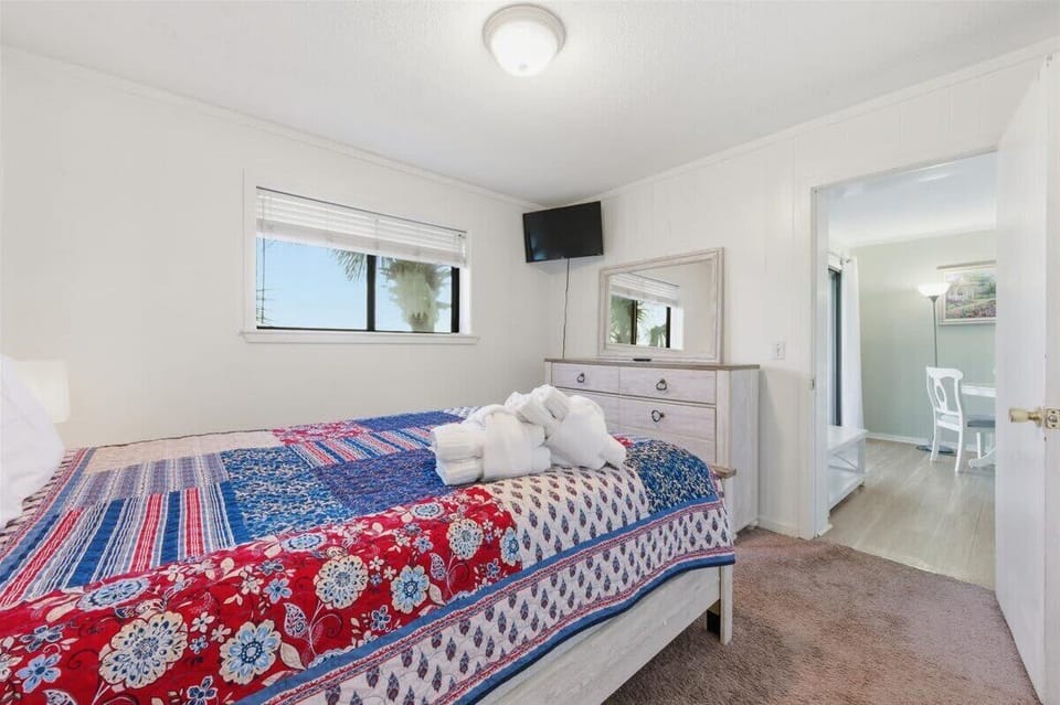Cozy Bedroom with Queen Bed