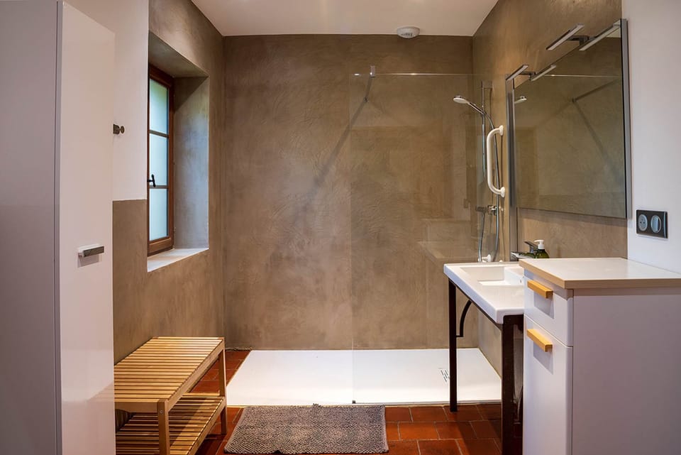 Ecogîte_Rural_Béarn_Pyrénées_Sud_Ouest_Salle_De_Bain_RDC_PMR