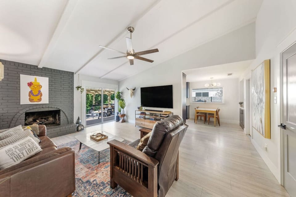 From patio to dining table, everything flows with ease.